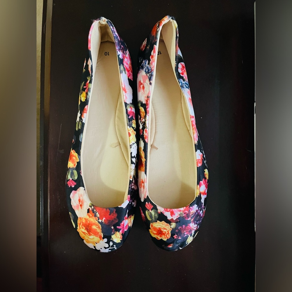 Floral print on black fabric flats-size 10